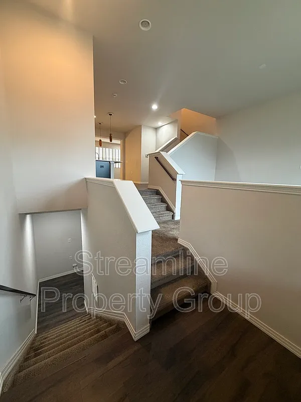 3 bed, 3.0 bath, 1988 sqft, $3,000 — Photo 4