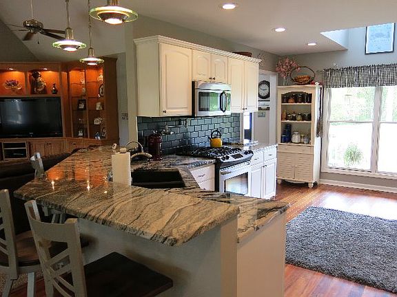 5th image of 290 Fountain Ln