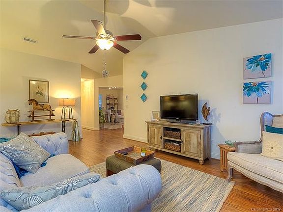 4th image of 233 Forest Oak Dr #136