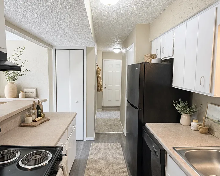 1712 S Ash Ave — Photo 2