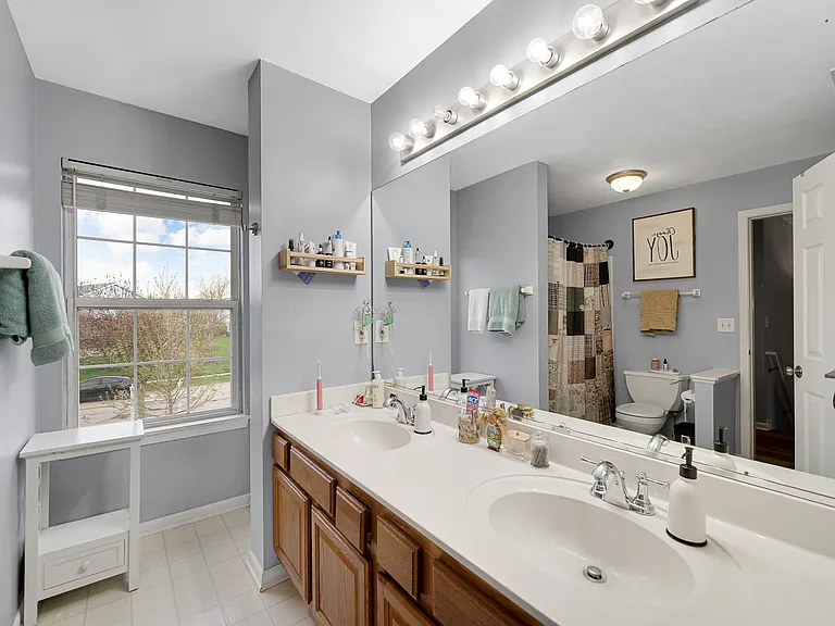 1882 N Wentworth Cir — Photo 17