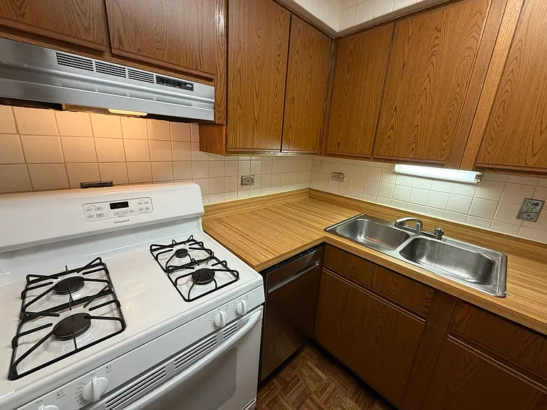 417 W Roscoe St — Photo 8