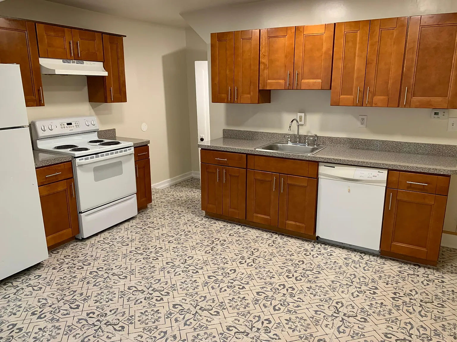 6 bed, 2450 sqft, $7,150 — Photo 3