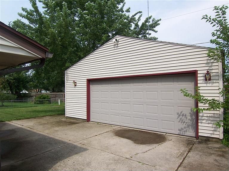 shima　2/4 7754 Arbor Dr, Parma, OH 44130 | Zillow