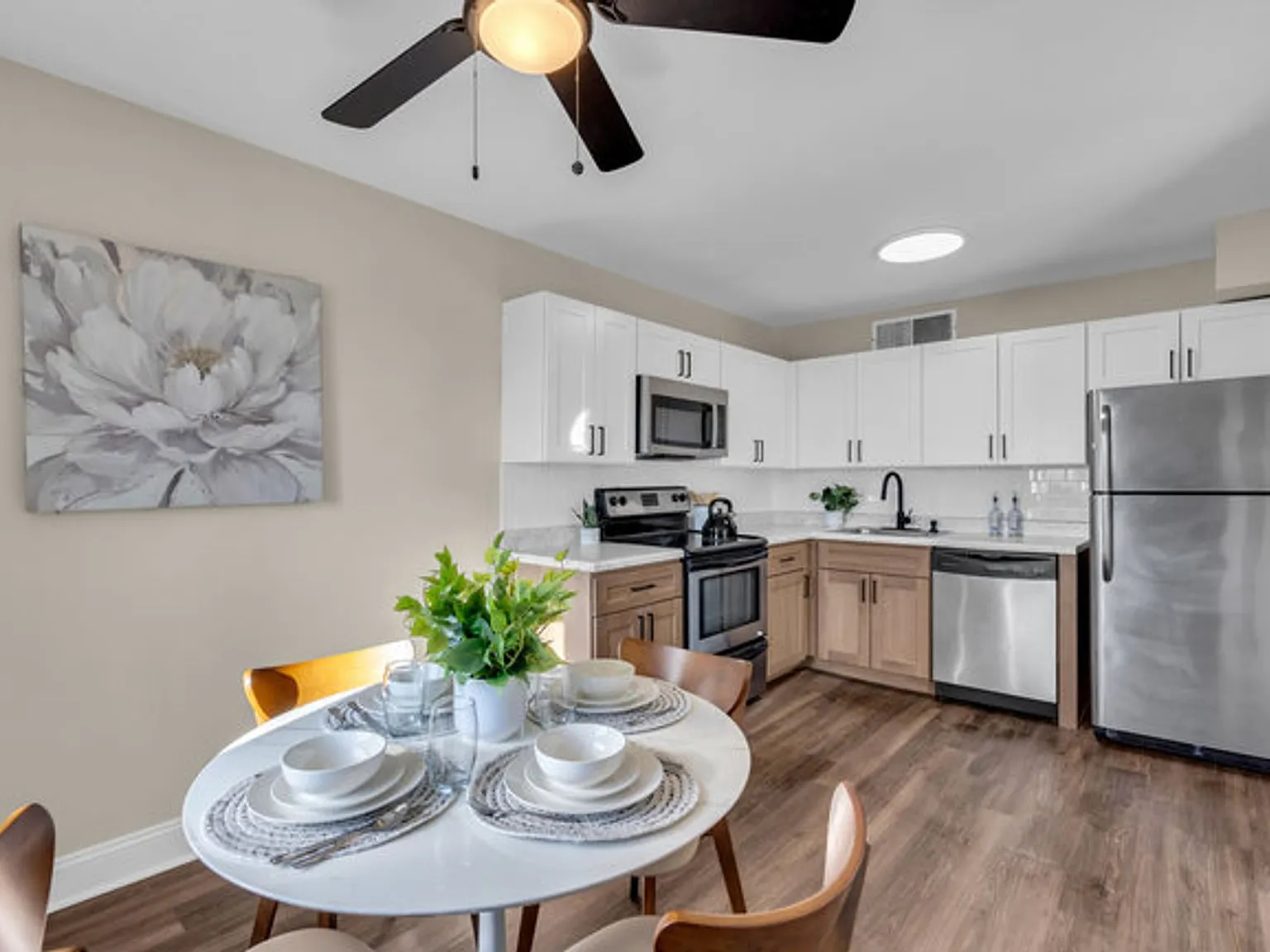 Chateau Apartments — Photo 4