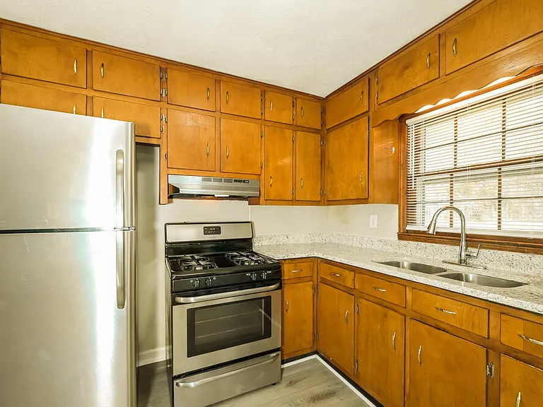 6490 Executive Dr — Photo 6