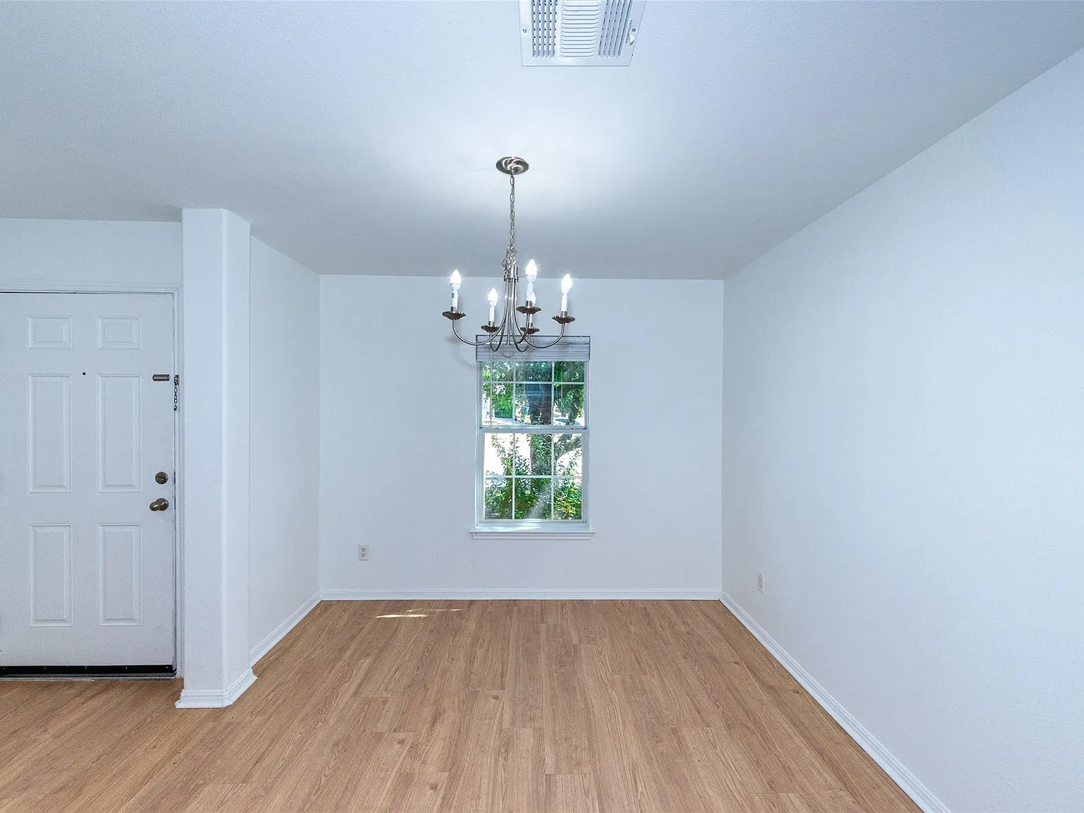 4 bed, 2.5 bath, 2497 sqft, $1,900 — Photo 3