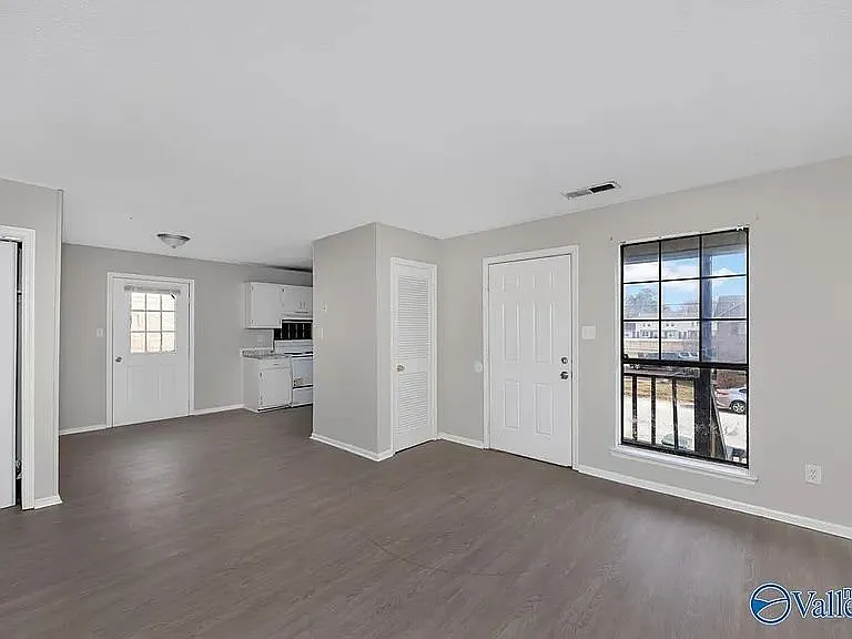149 Angela Dr — Photo 2