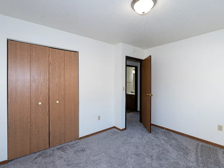 Fargo, ND Pacific South Apartments | 21A | Bedroom