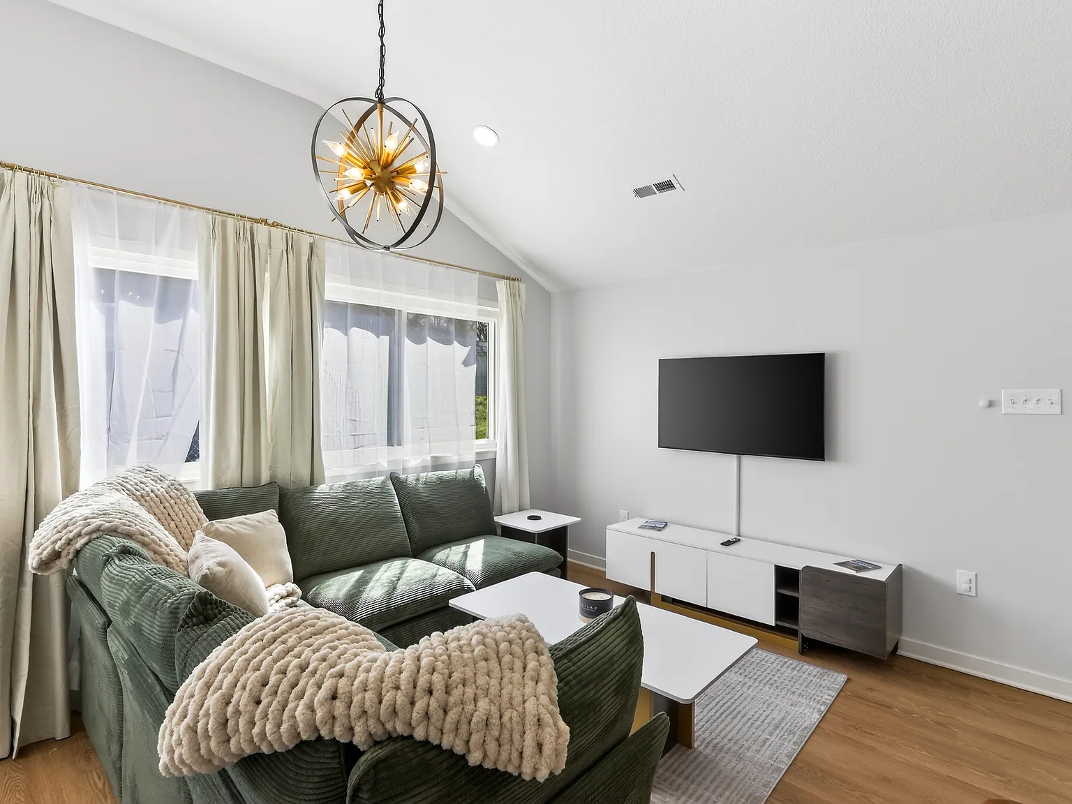 3 bed, 960 sqft, $3,000 — Photo 4