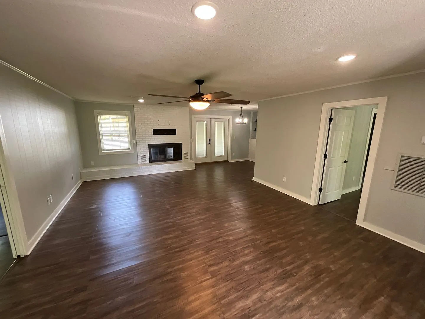 Gorgeous 4/2 Brick Home in Marianna on a Well with Bonus Building — Photo 4