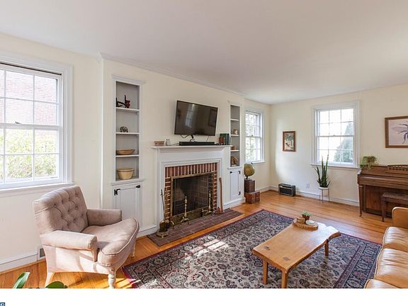 5th image of 178 W Essex Ave