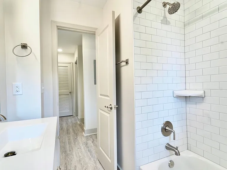 Emory Woods Apartments — Photo 11