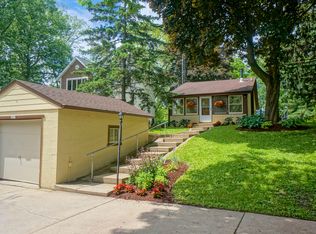 2215 W Shore Dr, Delafield, WI 53018
