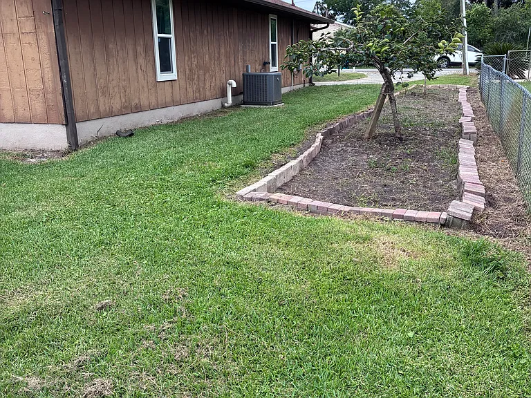 2328 Oakwood St — Photo 16