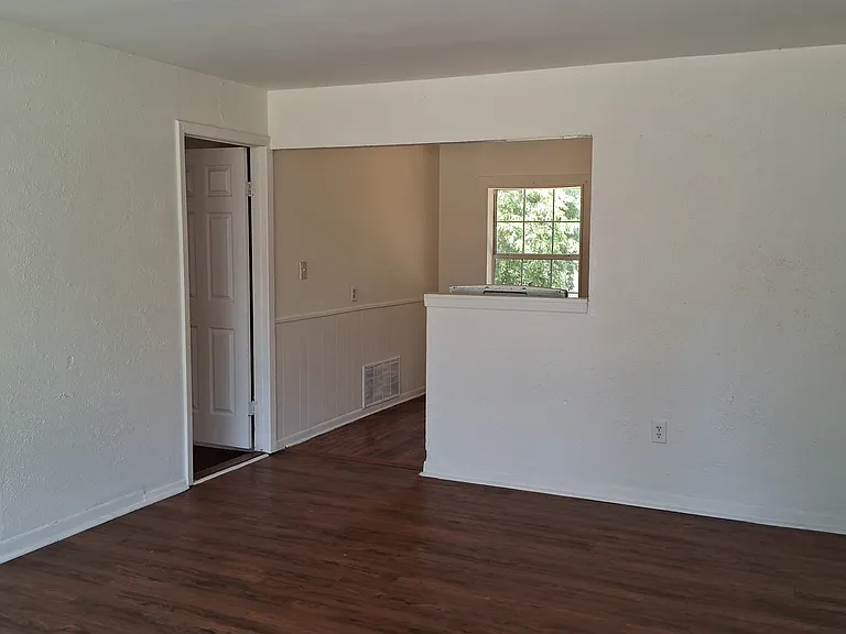 1907 NW Hoover Ave — Photo 3