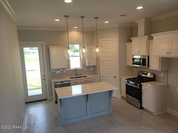 5th image of 211 Tennyson Dr