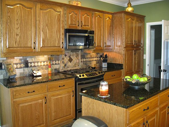Kitchen w/ granite counterto