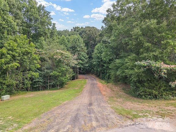 5th image of 1054 Saddleback Ln