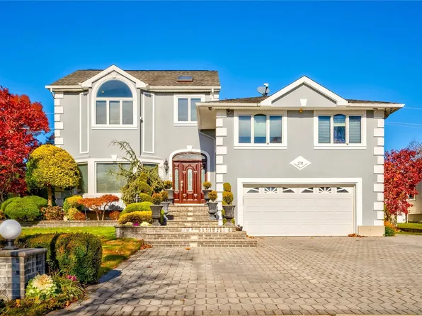 211 Robby Lane, Manhasset Hills, NY 11040