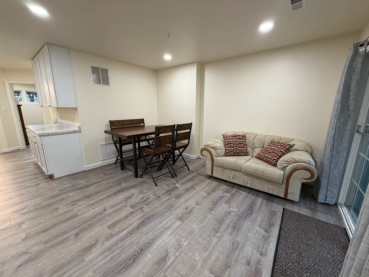 2 bed, 865 sqft, $2,000 — Photo 3