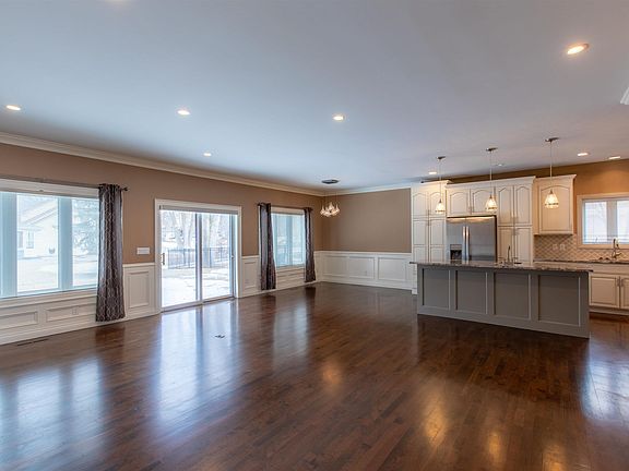 5th image of 433 S Royal Troon Dr