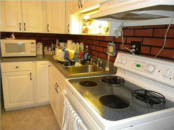 3rd image of 9812 West Ave