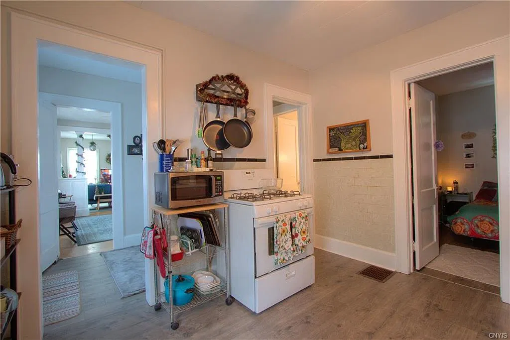 3 bed, $1,600 — Photo 2