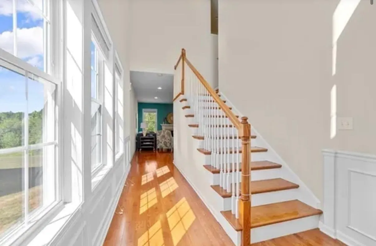 3 bed, 2500 sqft, $4,500 — Photo 2