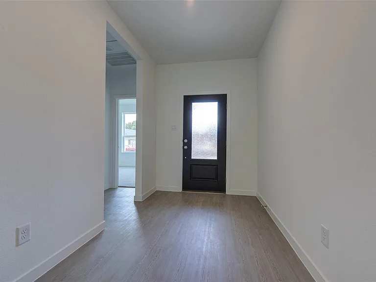 400 Robin St — Photo 2