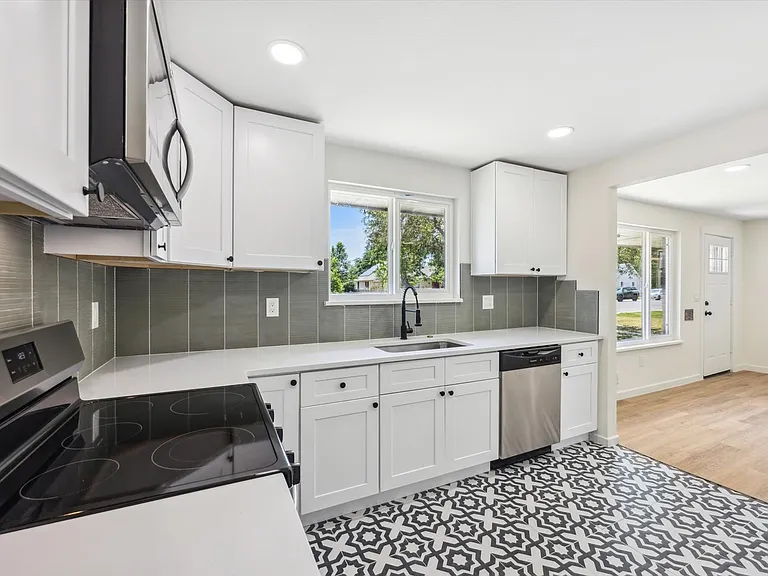 305 W Geneseo St #A — Photo 4
