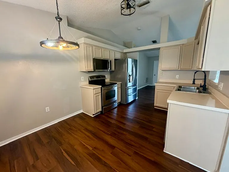 3175 Victoria Dr — Photo 7