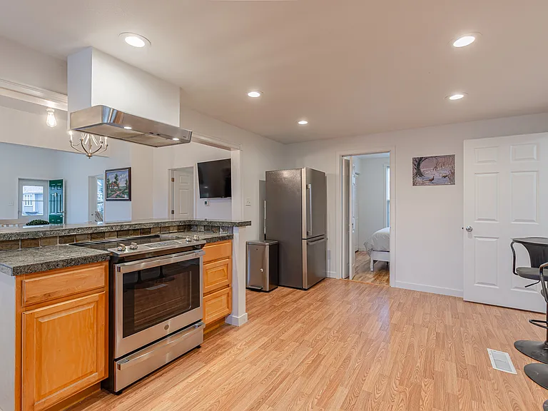 521 Williams Ave S — Photo 3