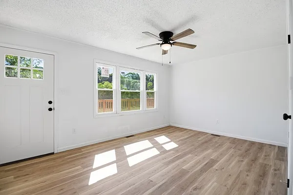 3 bed, 960 sqft, $1,900 — Photo 4
