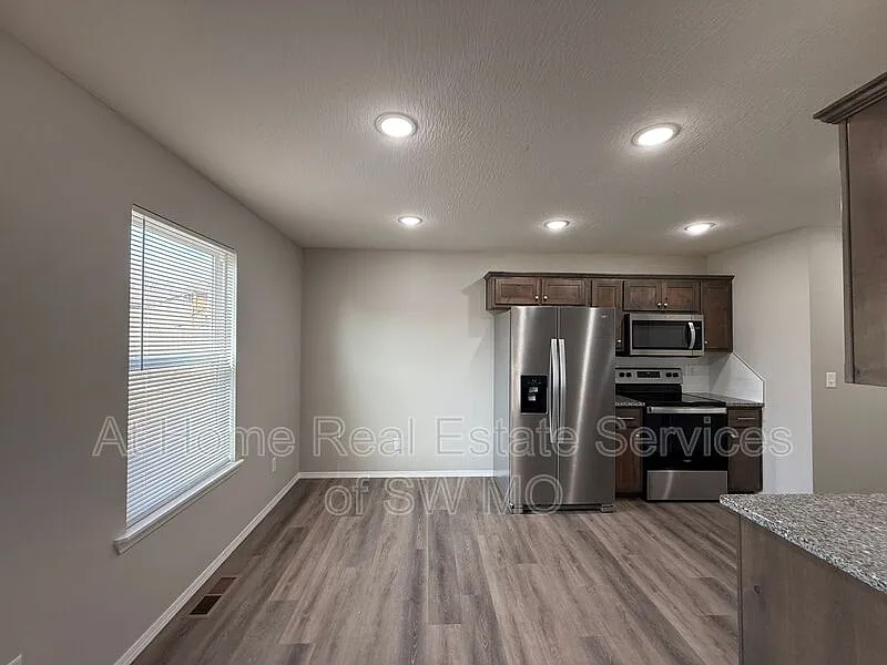 3 bed, 2.0 bath, $1,555 — Photo 4