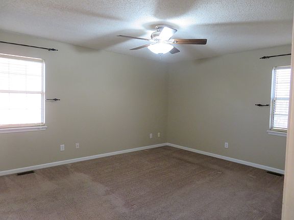 5th image of 122 Edgewater Dr