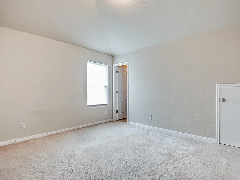 562 White Cyn — Photo 30