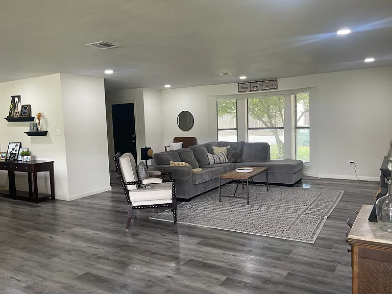 1508 Southridge Rd — Photo 2