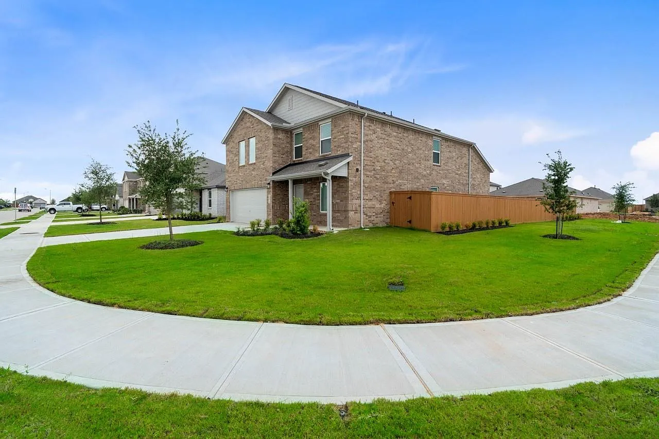 4 bed, 2.5 bath, 2263 sqft, $2,350 — Photo 2