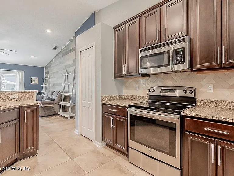 13328 Smithwick Ln — Photo 11
