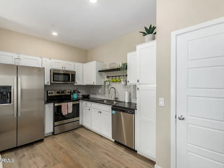 2268 W Laurie Ln — Photo 9