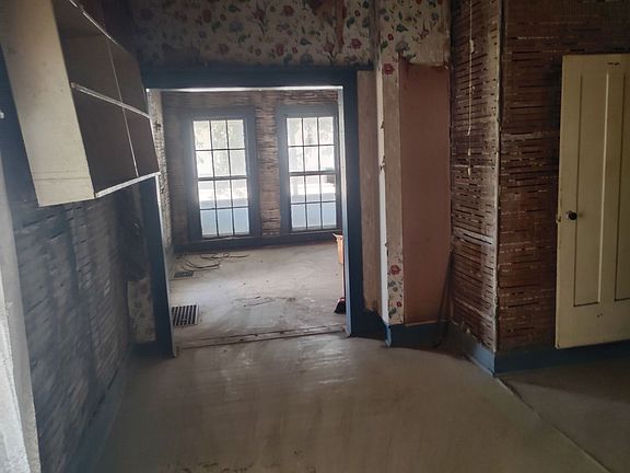 4th image of 1008 Main St