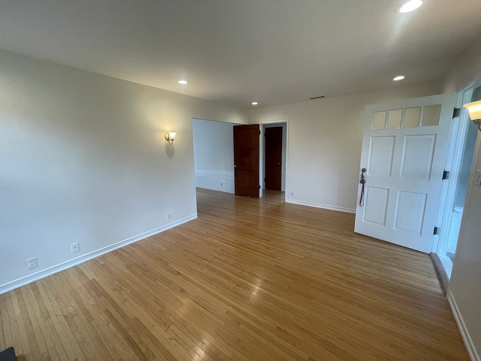 2 bed, 1.5 bath, 840 sqft, $4,500 — Photo 3
