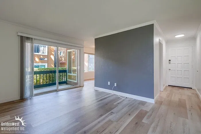 2 bed, 1.0 bath, 855 sqft, $2,495 — Photo 3