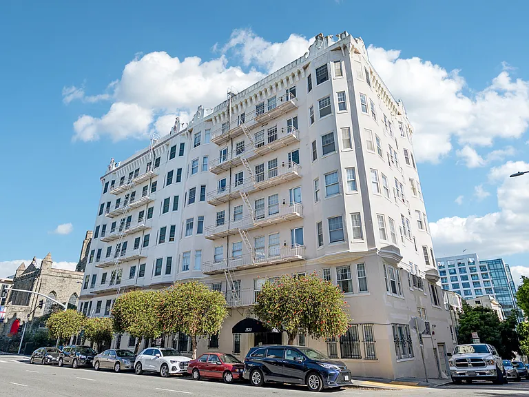 Side exterior view of the apartment building at 1520 Gough St, San Francisco, CA 94109, United States