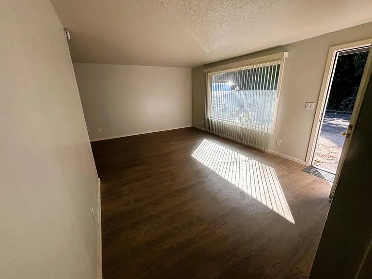870 Kruse Ave — Photo 2