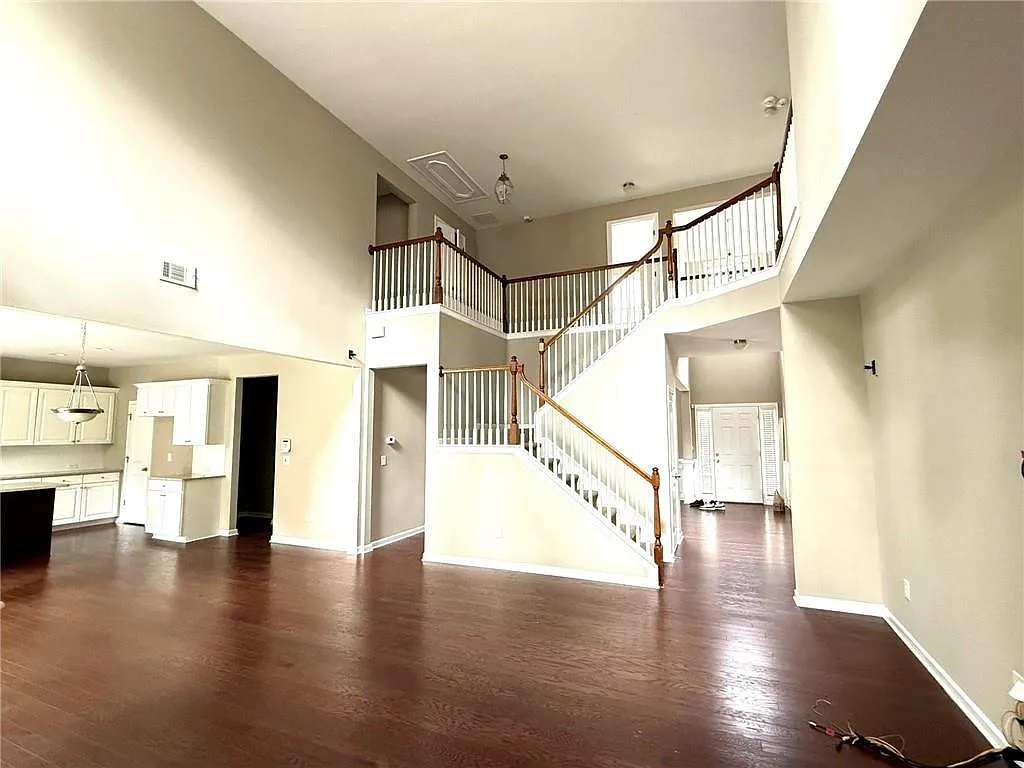 5 bed, 3.0 bath, 3372 sqft, $3,650 — Photo 4