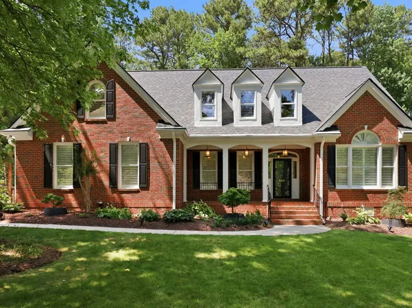 305 Southglen Dr, Cary, NC 27518