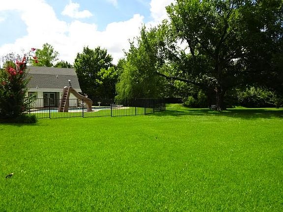 5th image of 906 San Saba Dr