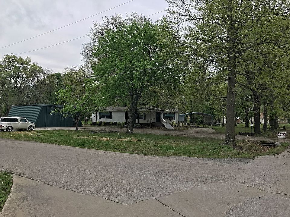 3 lots, 4 driveways, lots of
